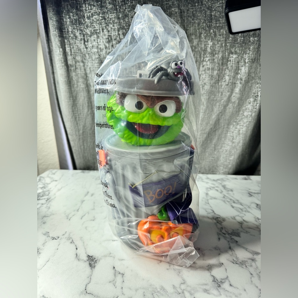 2024 Seaworld Halloween Spooktacular Oscar the Grouch Popcorn Bucket NEW